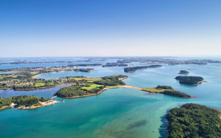 Explorer une île à marée basse dans le Golfe du Morbihan